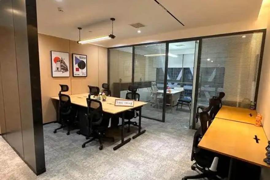 看球吧内容团队整理赛事数据的工作场景